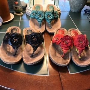 CKARKS superior ARTISAN leather flower wedges
🔴$40 each 3 for $100 Magnificent!